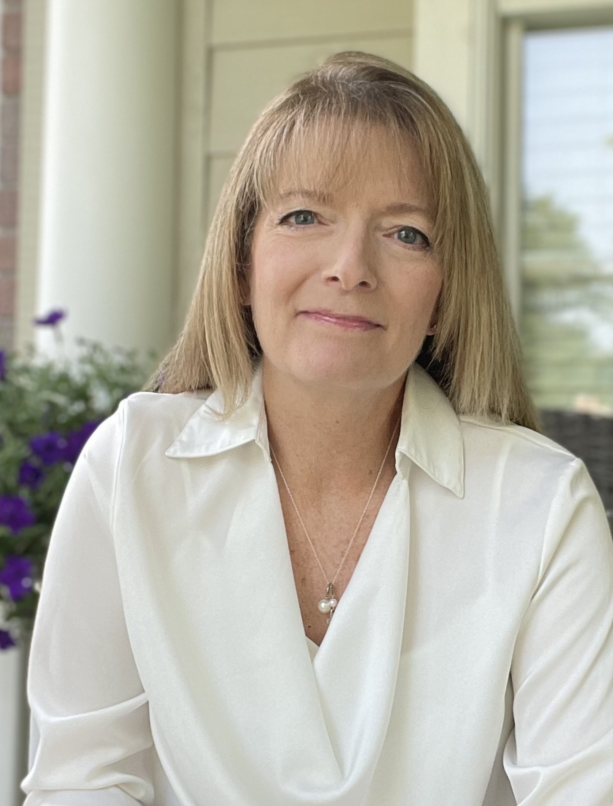 Headshot of Lois Cox